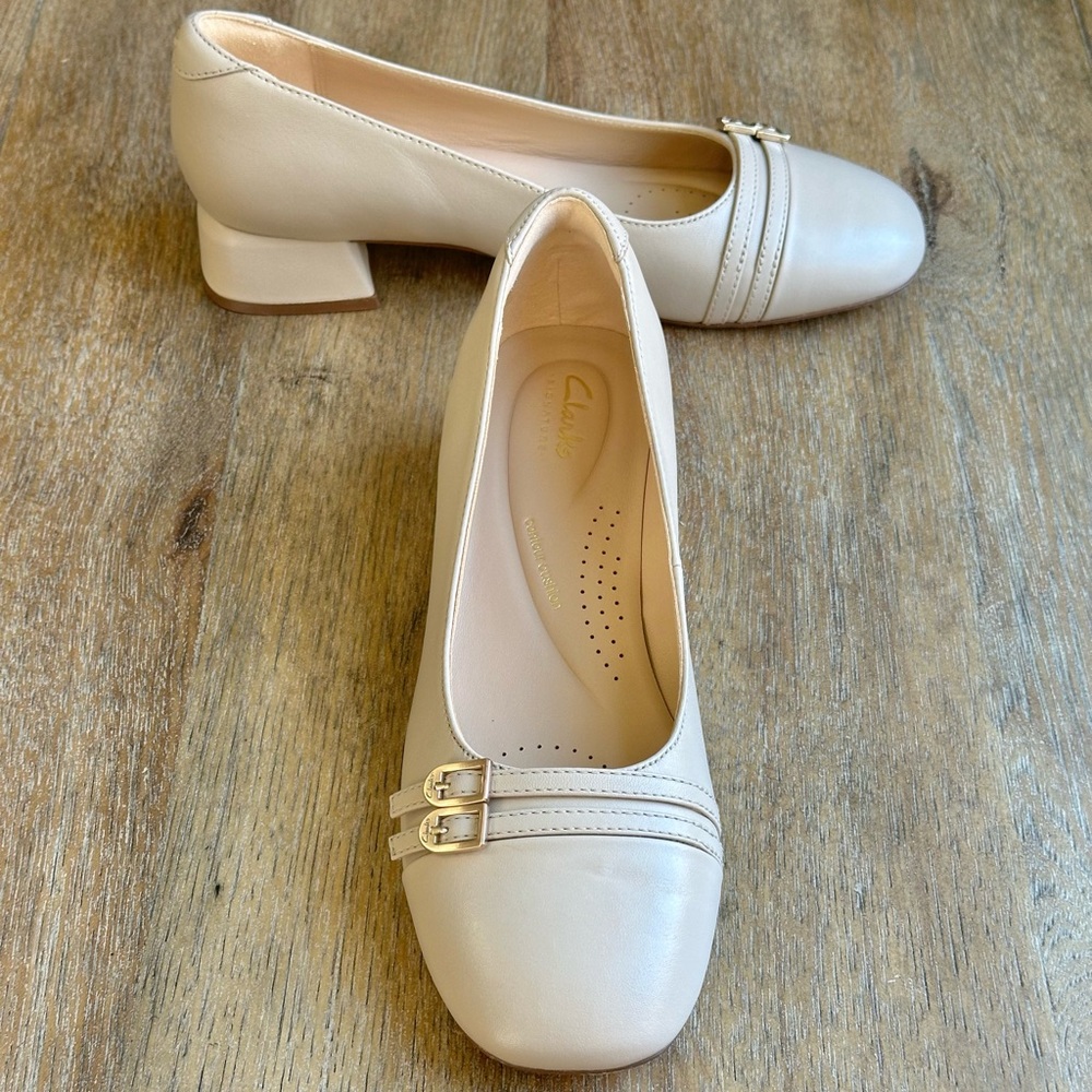 Clarks Signature Daiss30 Court Heels – Sand Leather – Size 8 (US) / 39 (EU)